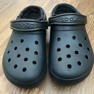 Black lined crocs